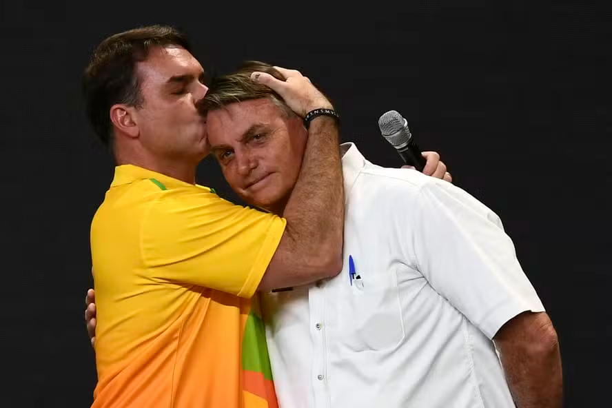 flavio-bolsonaro-relembra-facada-no-pai-e-diz-que-data-ainda-e-muito-marcante
