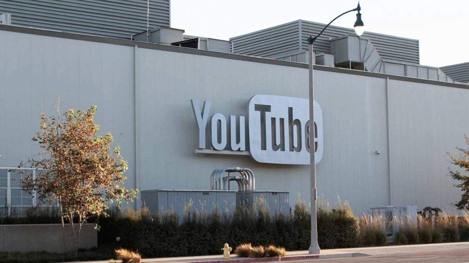 agu-notifica-youtube-sobre-videos-de-medicos-falsos-gerados-por-ia