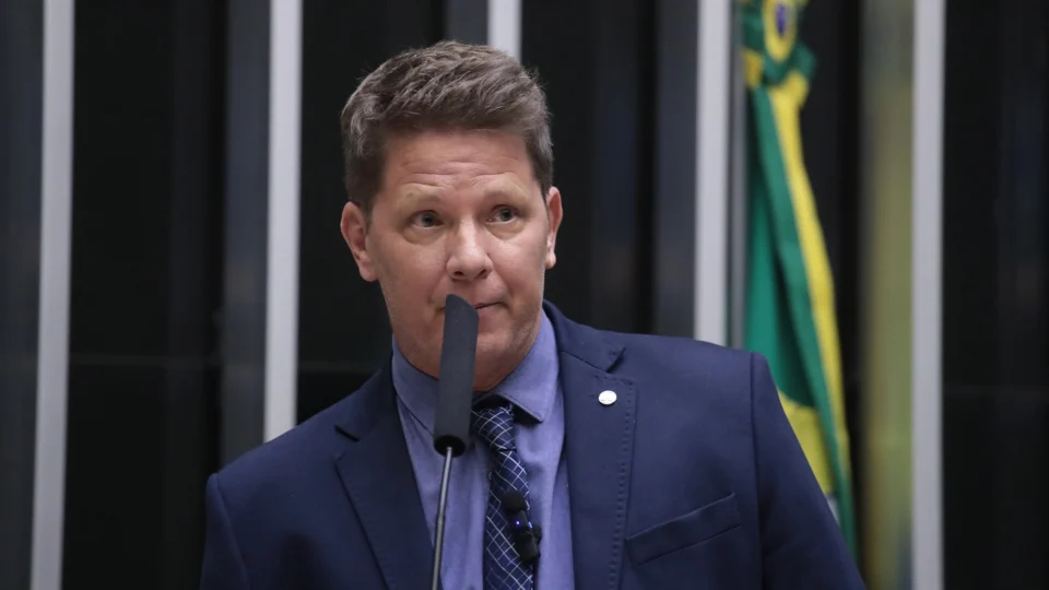 dino-proibe-mario-frias-de-sair-do-pais-e-critica-fuga-de-parlamentares-investigados