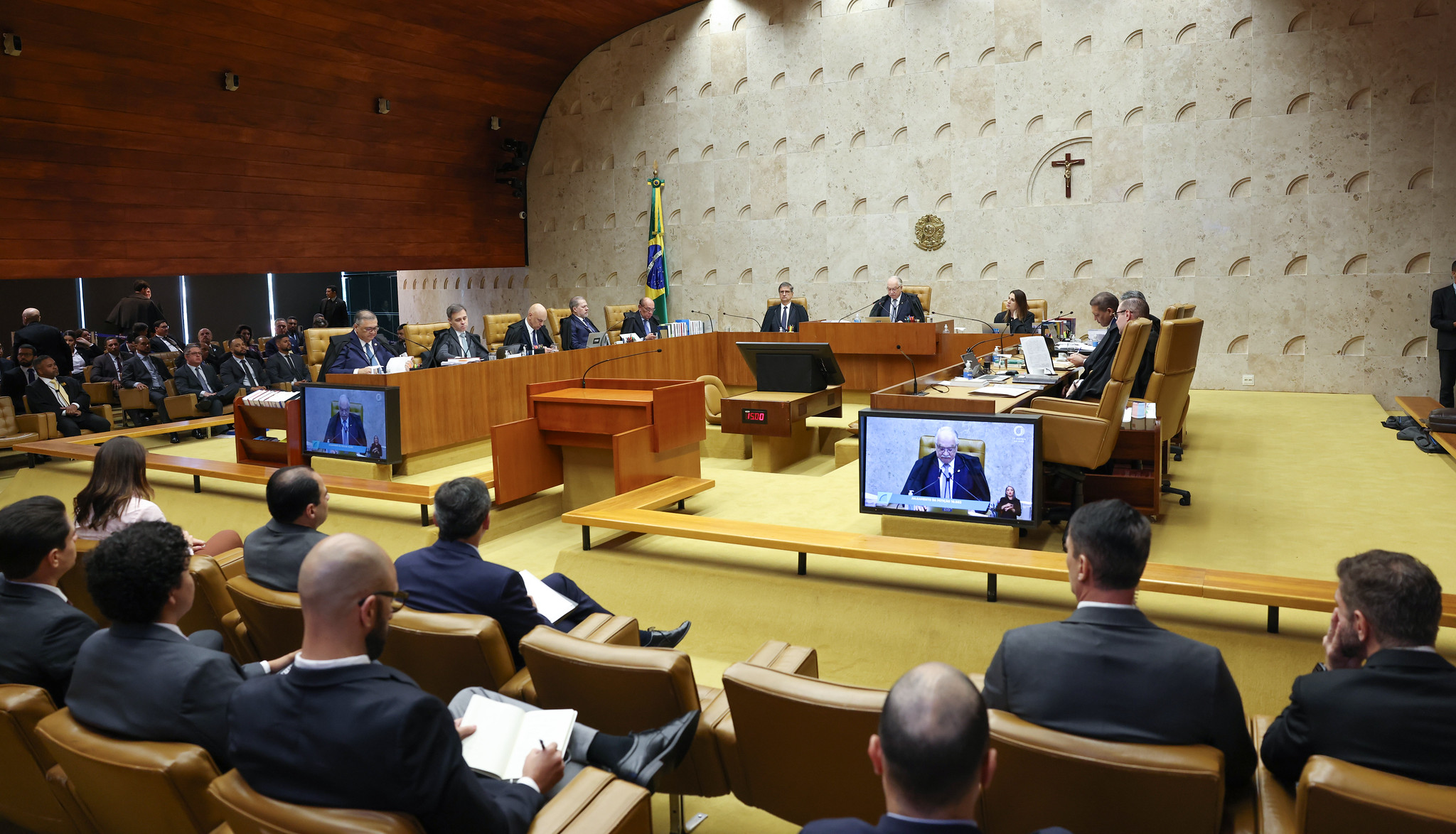stf-encerra-sessao-sem-decidir-caso-moraes-apos-bate-bocas-e-empate-no-plenario