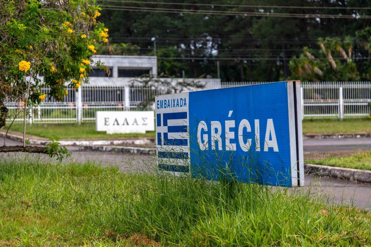 soda-caustica-e-gritos:-ex-funcionarios-denunciam-embaixadora-grega