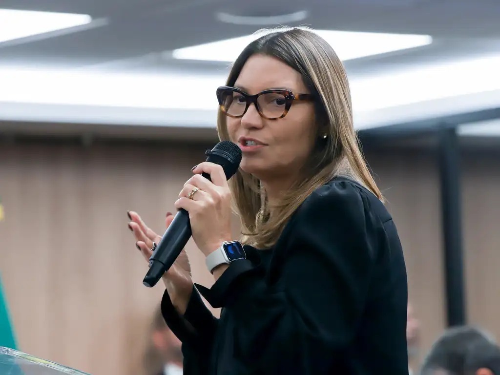 janja-adesiva-carros,-canta-jingle-de-lula-e-ignora-perguntas-sobre-caso-moraes