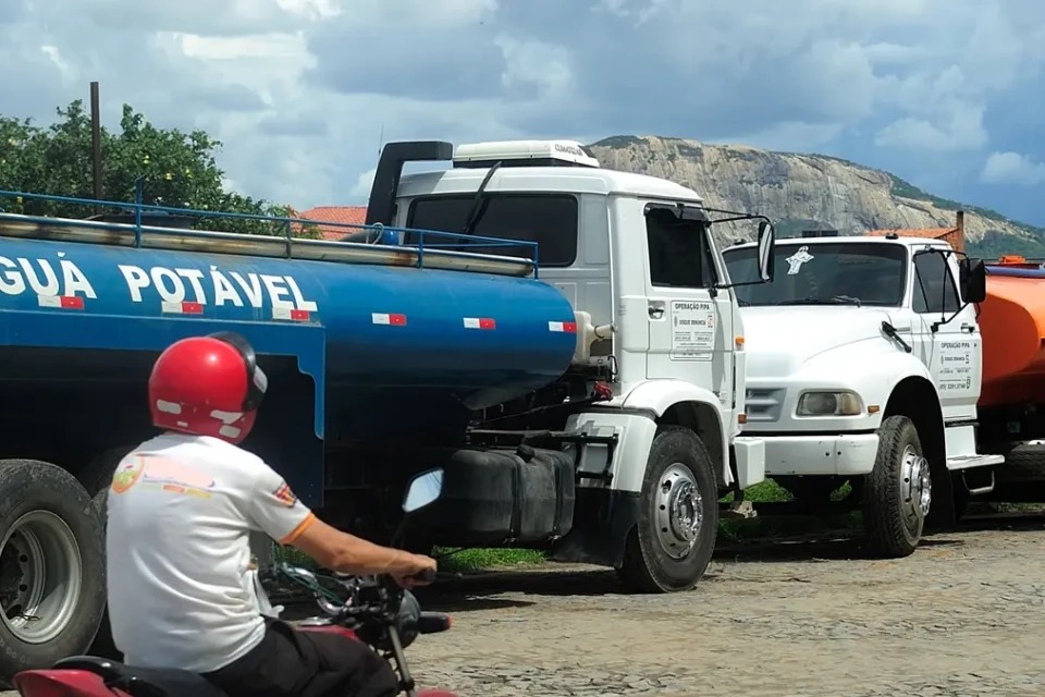 justica-determina-reforco-de-caminhoes-pipa-em-aguas-lindas