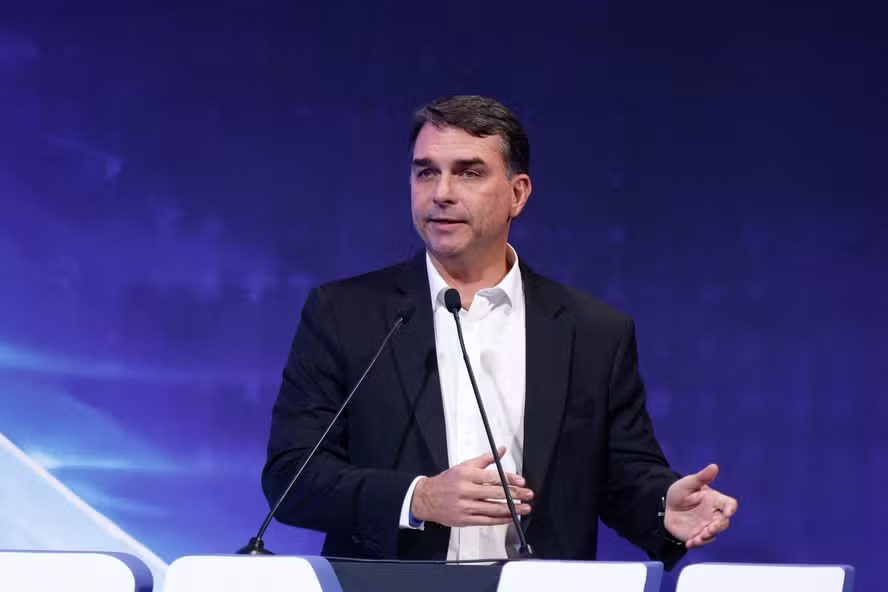 flavio-bolsonaro-diz-que-nao-existe-ajuda-de-governo-dos-eua-nas-eleicoes-brasileiras