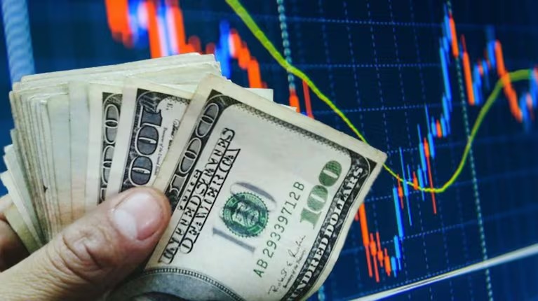 dolar-sobe-e-bolsa-cai-com-juros-no-radar-e-reacao-negativa-a-reajuste-do-bolsa-familia
