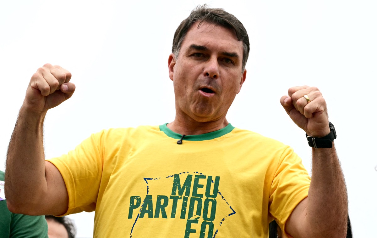 flavio-bolsonaro-acusa-lula-de-tentar-comprar-votos-com-bolsa-familia