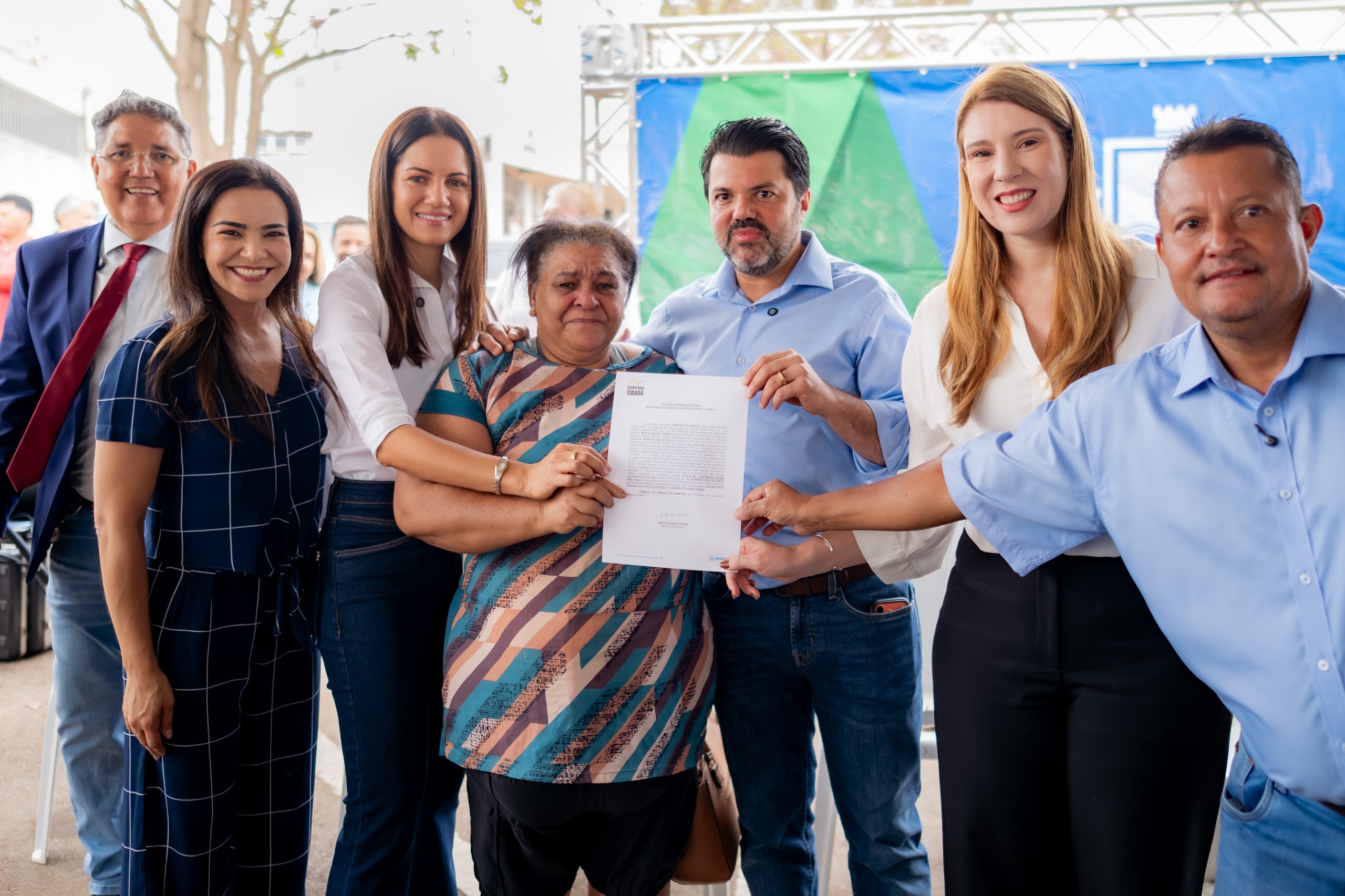 anapolis-entrega-250-titulos-de-posse-a-moradores-do-novo-paraiso
