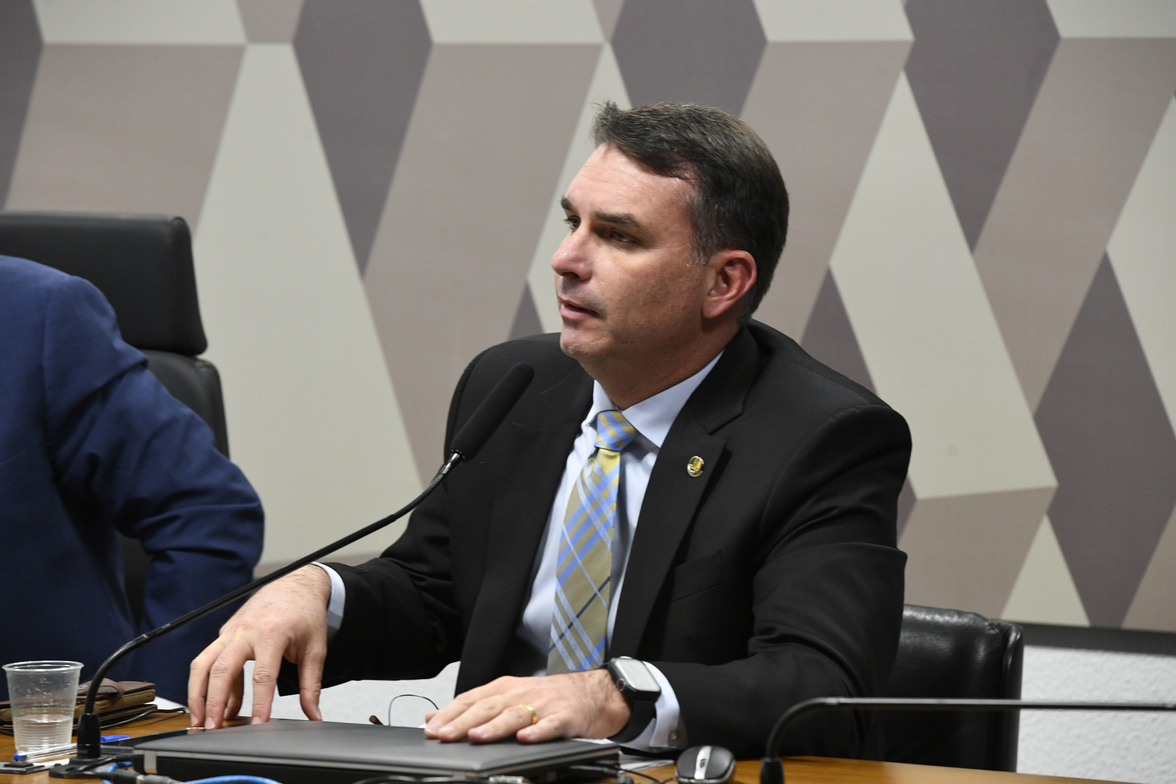 flavio-bolsonaro-mira-indecisos-e-cita-jair-e-lula-em-propaganda:-‘sou-diferente-dos-dois’