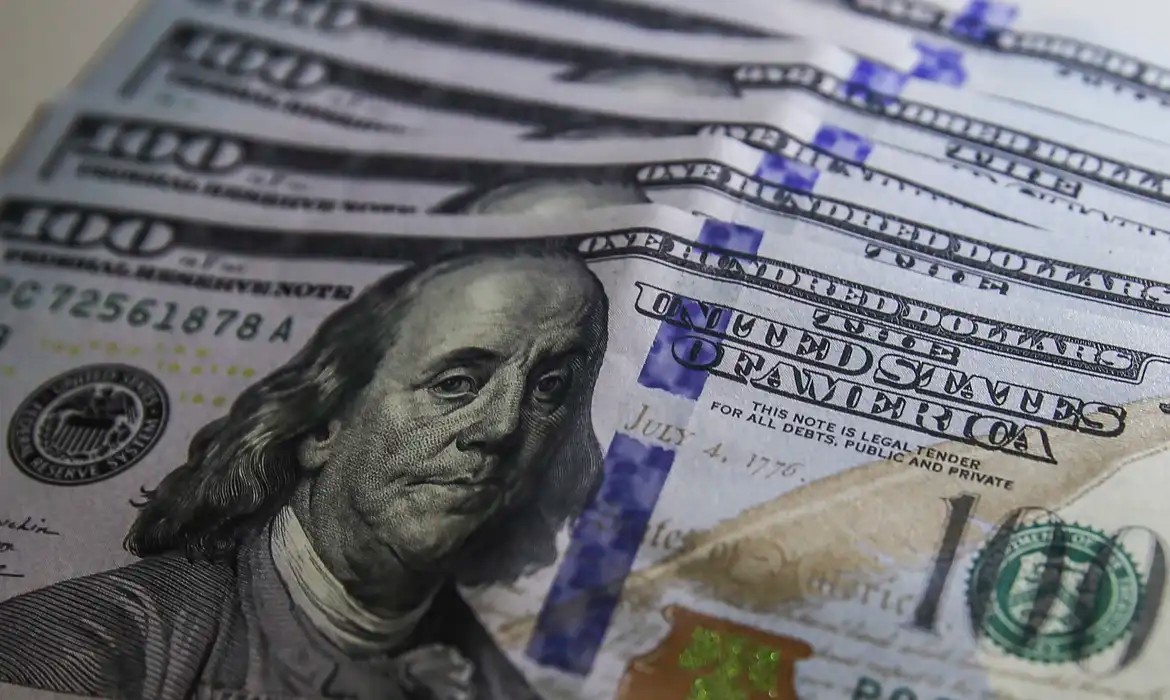 dolar-vai-a-r$-5,19-com-mau-humor-externo-e-passa-a-subir-no-mes;-bolsa-cai