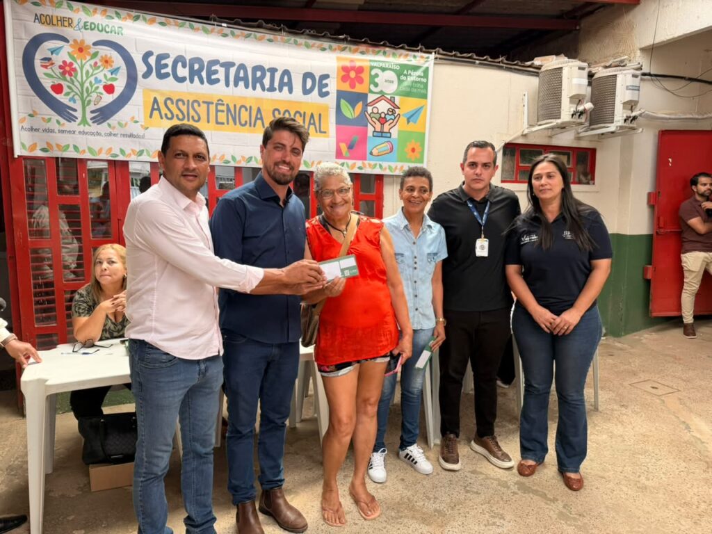 valparaiso-entrega-168-cartoes-de-programas-sociais-a-familias-vulneraveis