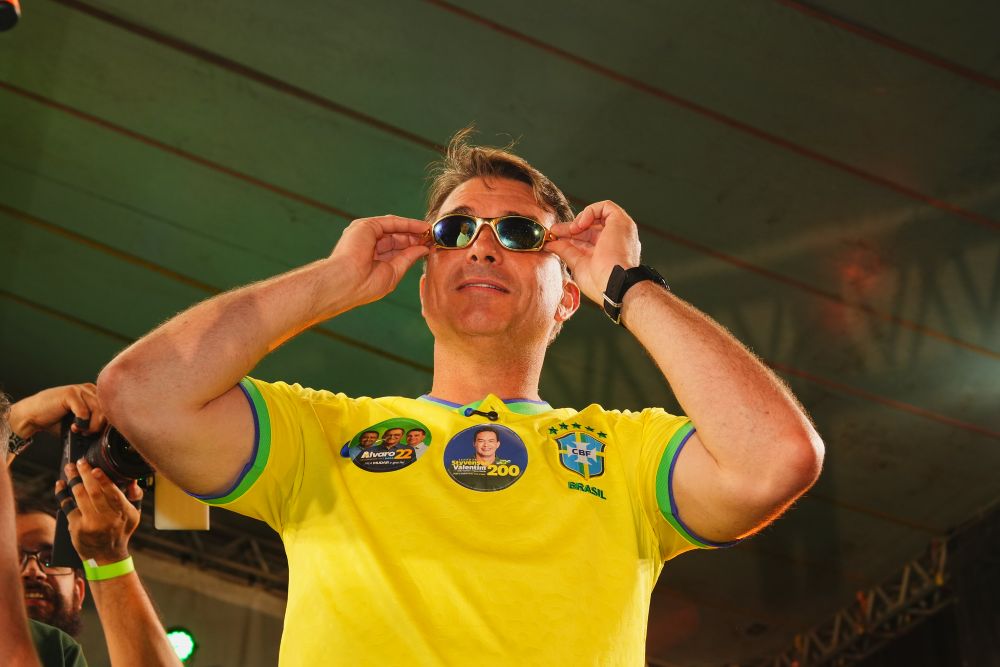 flavio-bolsonaro-explora-crise-no-stf-e-se-desvia-de-propostas-economicas