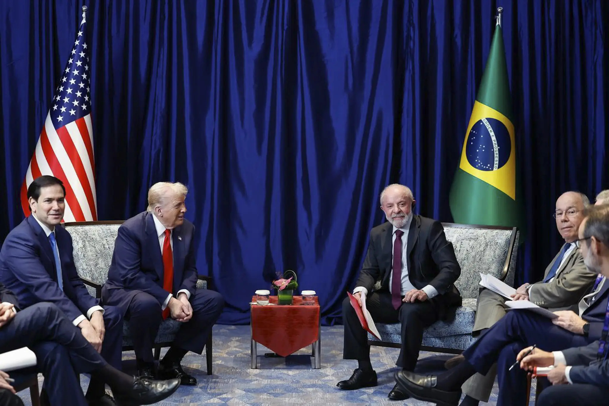 lula-afirma-ter-dito-a-trump-para-nao-se-meter-nas-eleicoes-no-brasil