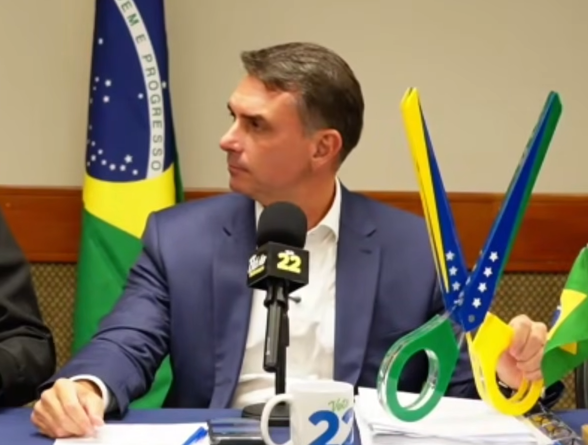 flavio-bolsonaro-culpa-lula-por-cancelamento-de-debate-na-tv-globo