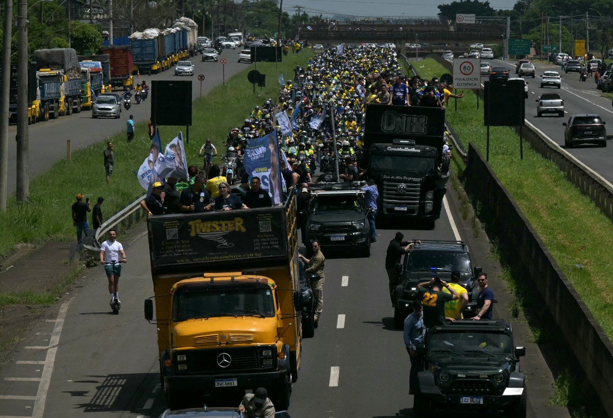 apoiadores-de-flavio-bolsonaro-reunem-imagens-de-nossa-senhora-a-espera-de-candidato-em-sp