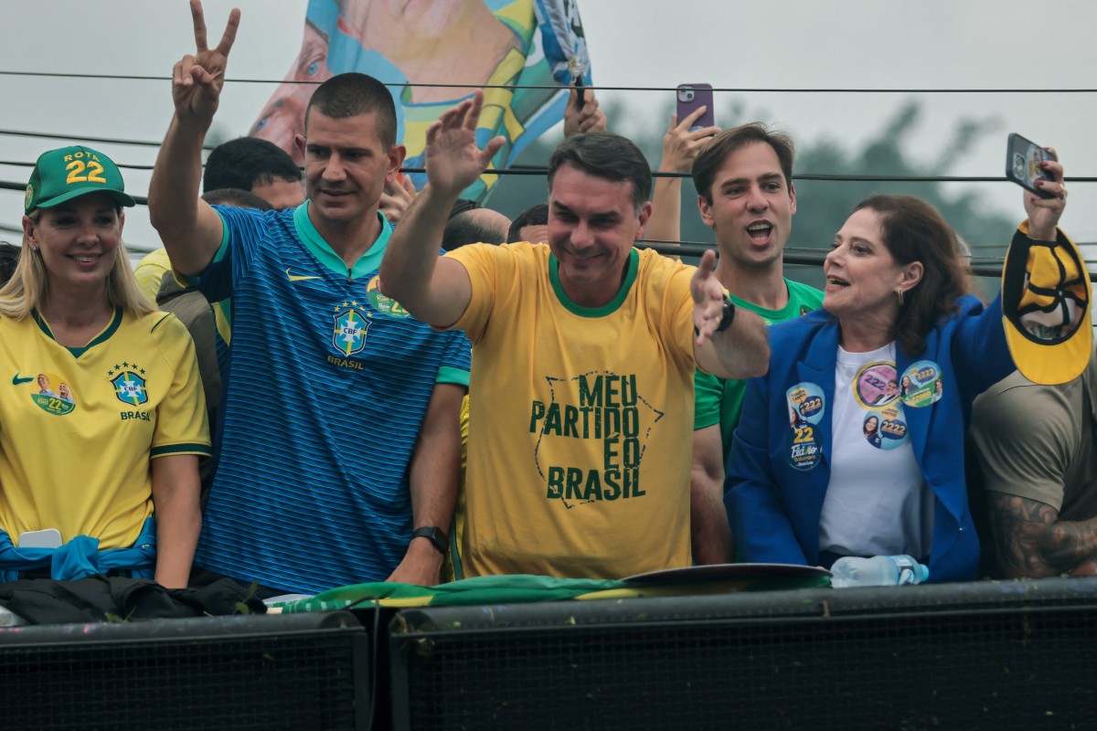 flavio-bolsonaro-inicia-ultimo-ato-de-rua-antes-do-1o-turno-ao-lado-de-aliados-no-rio