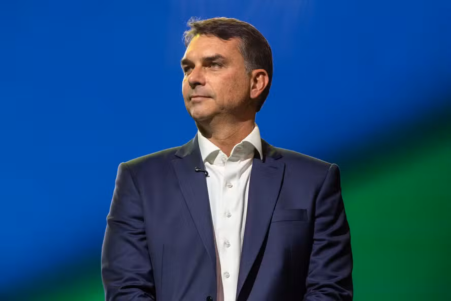 flavio-bolsonaro-e-hostilizado-ao-acompanhar-voto-da-mulher-no-rio