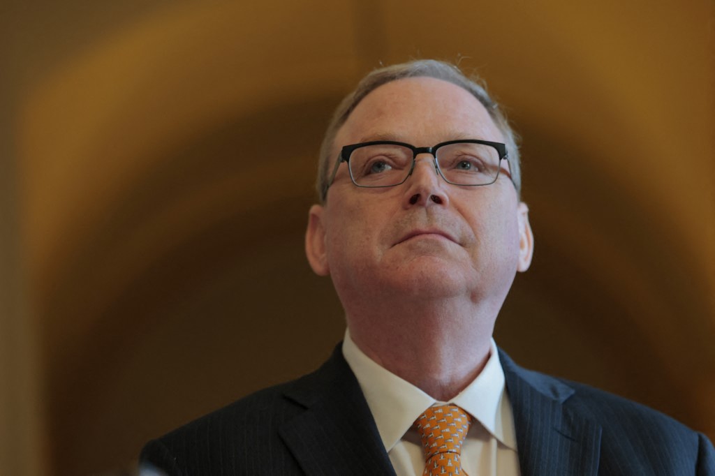 eua:-hassett-defende-saida-de-powell-do-conselho-do-fed-apos-relatorio-sobre-reforma