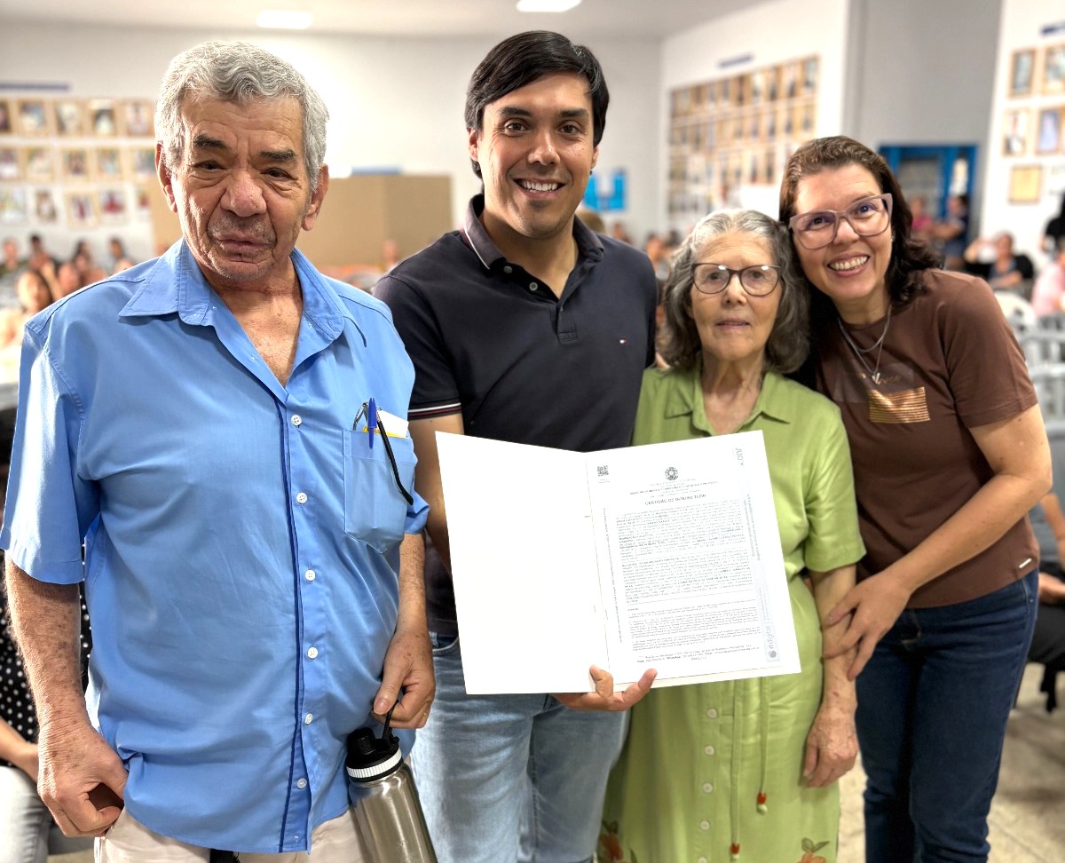 apos-35-anos,-familias-do-bairro-nazare-recebem-escrituras-em-hidrolandia