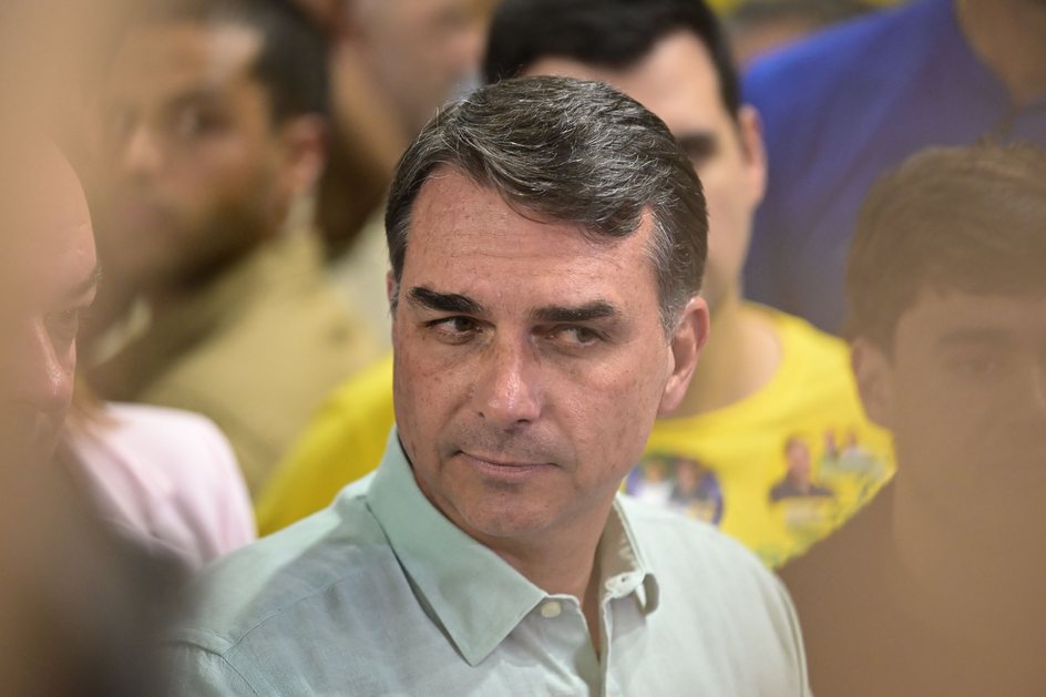 flavio-bolsonaro-diz-que-fim-da-escala-6×1-e-oportunismo-de-lula-para-ganhar-votos