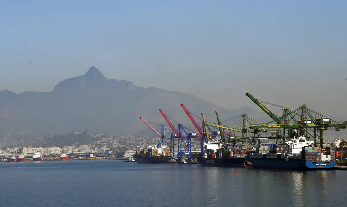 governo-reduz-previsao-de-superavit-comercial-de-2026-para-us$-84,4-bilhoes