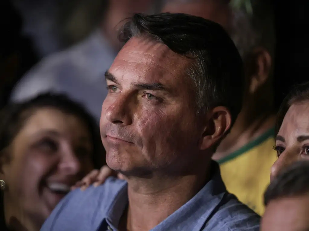 flavio-bolsonaro-sugere-que-brasil-sob-seu-governo-fara-parte-do-escudo-das-americas