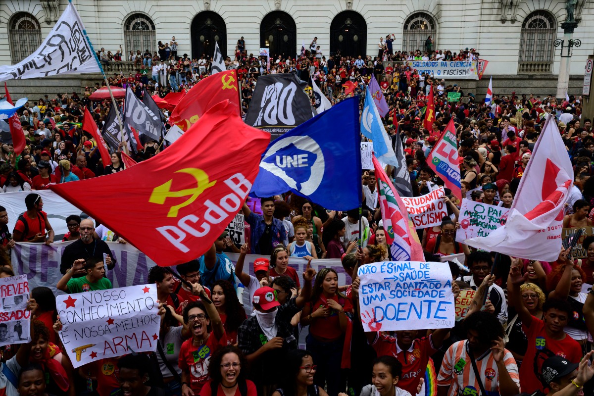 ‘bolsonaro-nunca-mais’:-milhares-de-pessoas-vao-as-ruas-antes-do-segundo-turno