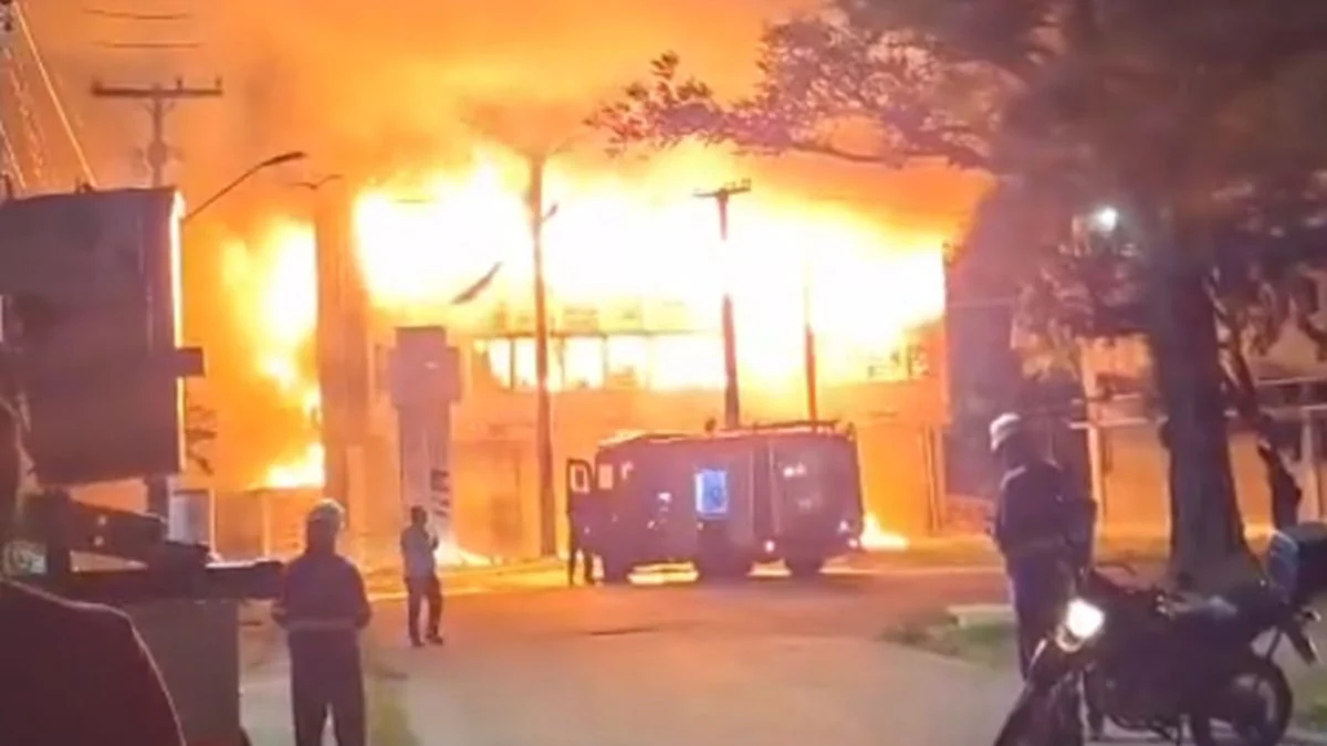 ministro-anuncia-novo-predio,-extensao-de-bolsas-e-compra-de-equipamentos-apos-incendio-na-ufpe