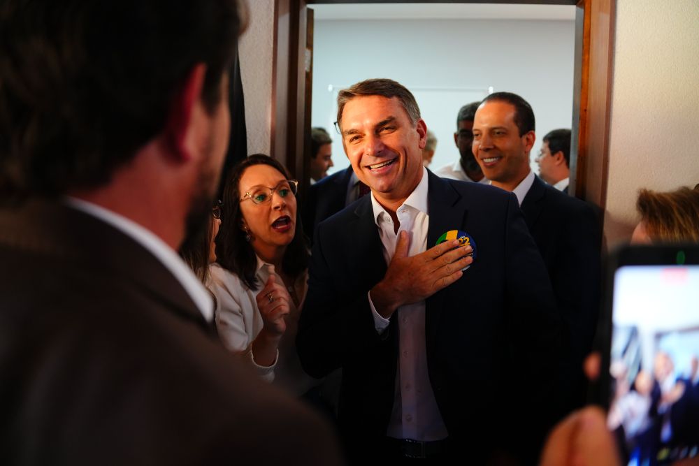 maiores-assembleias-de-deus-explicitam-apoio-a-flavio-bolsonaro,-e-universal-permanece-neutra