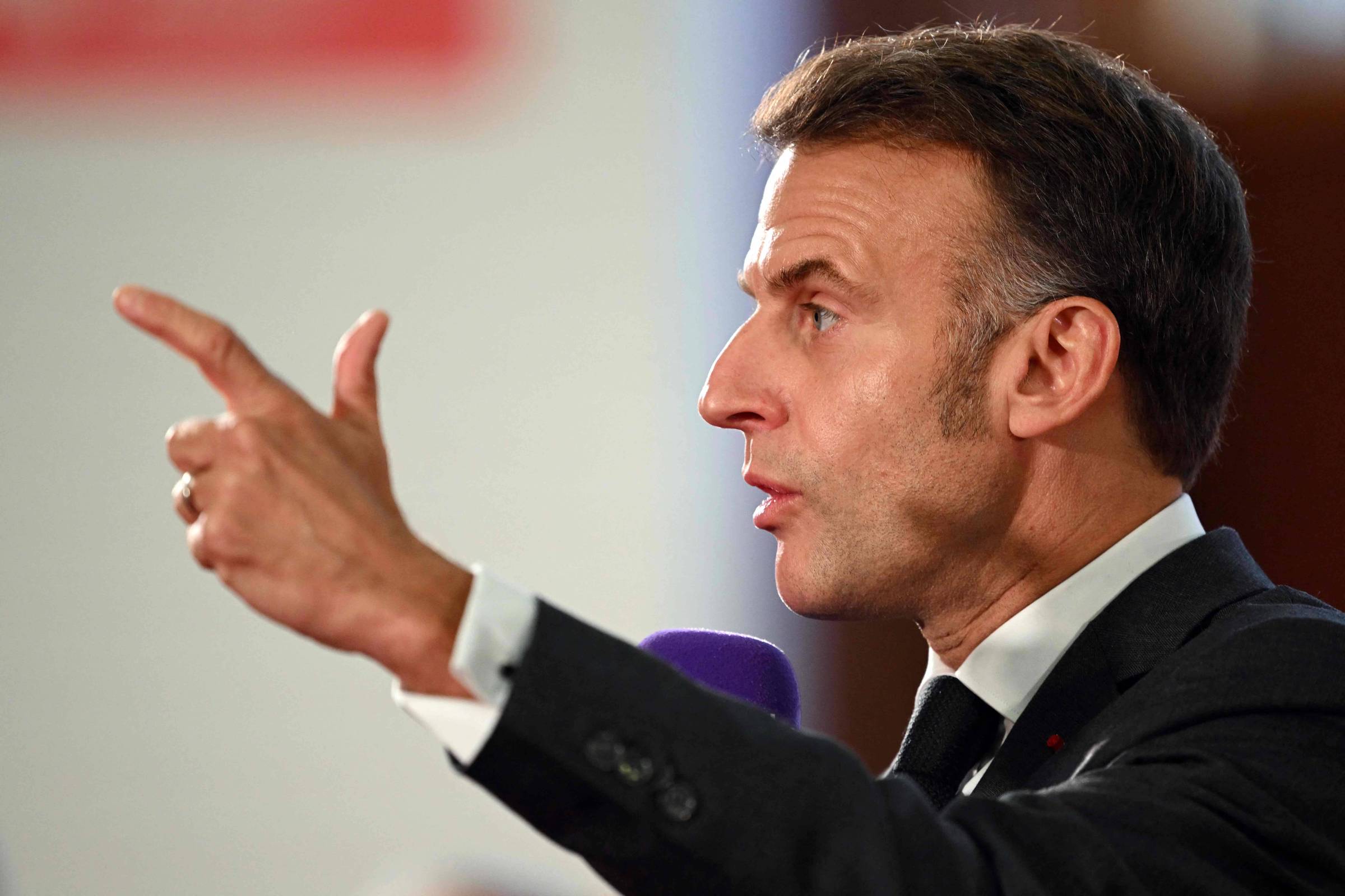 macron-acusa-grupos-de-extrema-esquerda-de-querer-‘derrubar-a-republica’-com-protestos