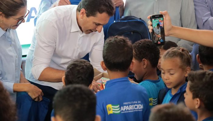 vilela-abre-ano-letivo-com-entrega-de-kits-escolares-e-uniformes-em-aparecida