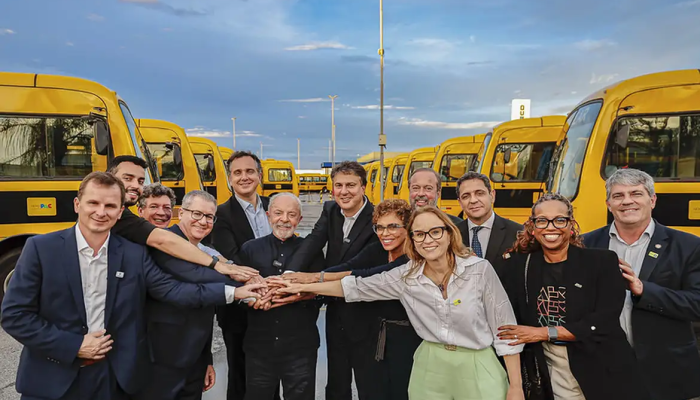 lula-defende-educacao-como-salvacao-do-brasil-em-entrega-de-onibus-escolares