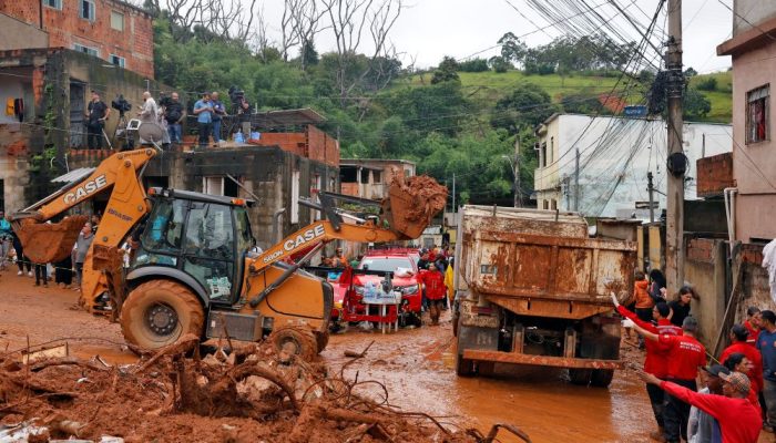 um-mes-apos-chuvas-devastadoras,-familias-da-zona-da-mata-mineira-enfrentam-luto-e-reconstrucao