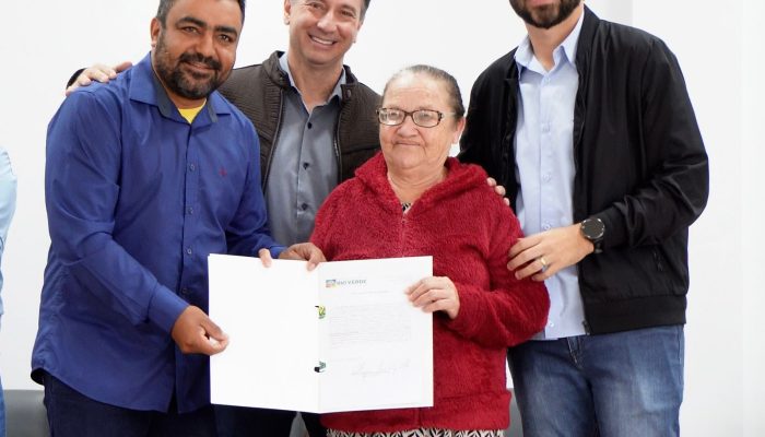 rio-verde:-wellington-carrijo-entrega-escrituras-para-48-familias