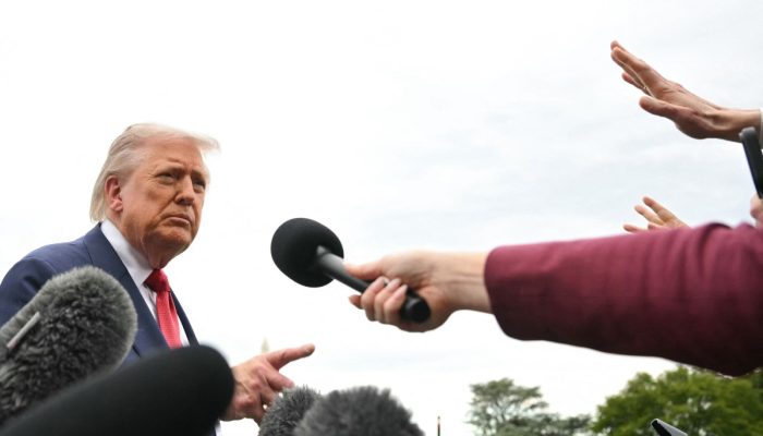 trump-chama-reporter-de-‘burra’-apos-pergunta-sobre-custo-de-salao-de-baile-na-casa-branca