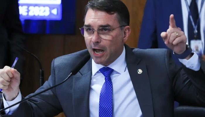 flavio-bolsonaro-deixa,-sem-falar,-qg-de-campanha-em-que-reuniu-aliados