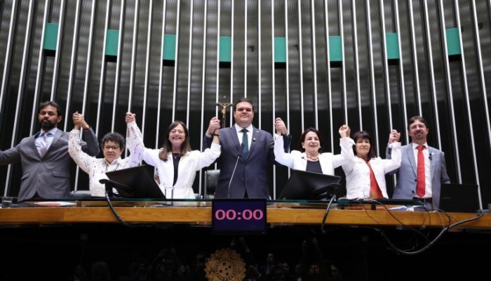 enfermagem-pressiona-camara-por-jornada-de-36-horas-em-sessao-solene