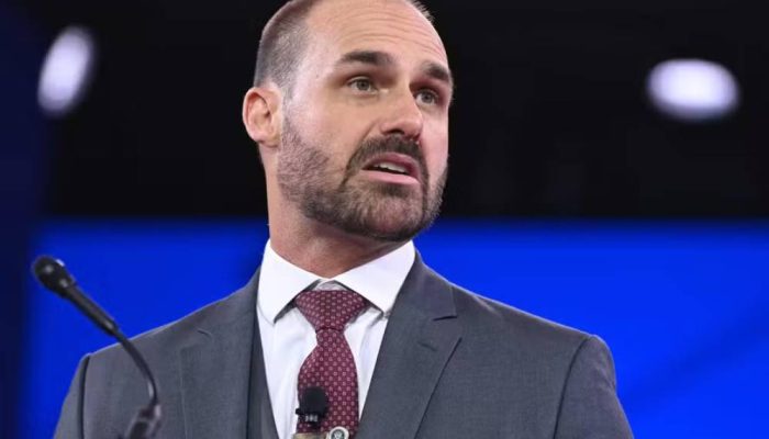 eduardo-bolsonaro-desiste-de-concorrer-e-indica-aliada-como-suplente-ao-senado-em-sp